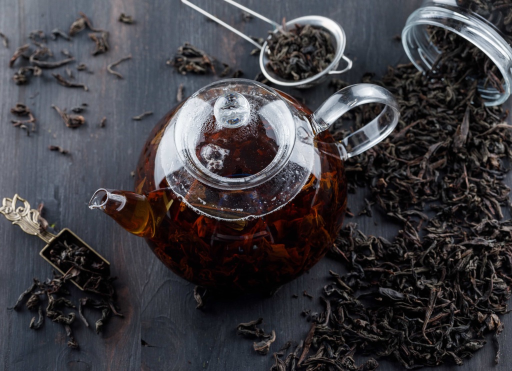 black-tea-with-dry-tea-teapot-wooden-surface (1).jpg